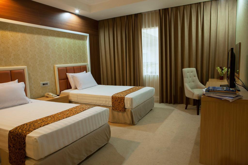 Surabaya Suites Hotel Powered By Archipelago Exterior foto